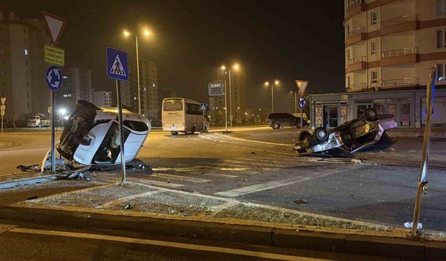 Kavşaktaki kazada otomobillerden biri yan yattı, diğeri takla attı: 2 yaralı