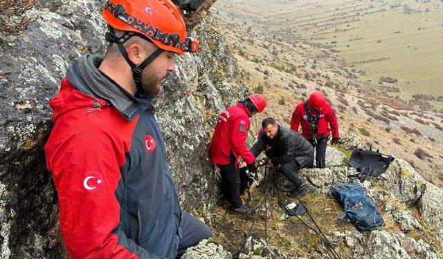 Kayalıklarda mahsur kalan keçiler JAK timi tarafından kurtarıldı