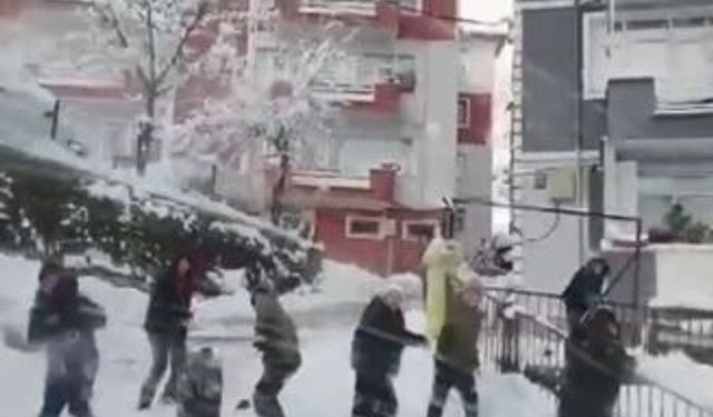 Kaydıkları alanı temizlemeye gelen iş makinesine kartoplarıyla karşılık verdiler