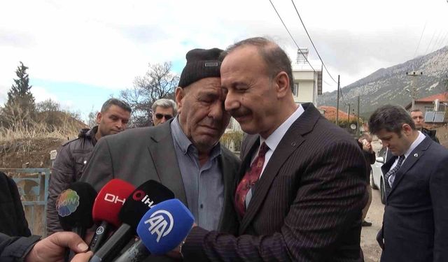 Kayıp baş arama çalışmalarında acılı baba, Vali Erin'e sarılarak gözyaşlarına boğuldu