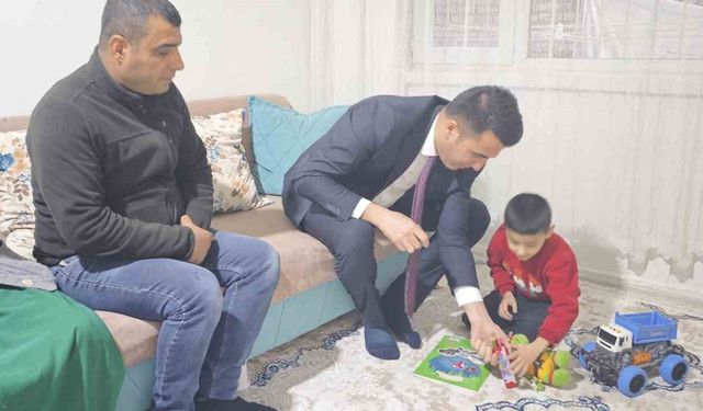 Kaymakam Özdemir miniklere oyuncak dağıttı