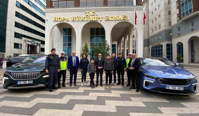 Kaymakamdan öğrencilere Togg'un yeni modeli ile şehir turu