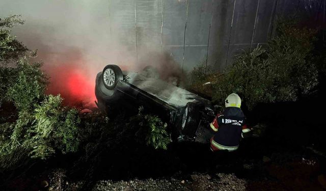 Kaza yapıp ters dönen elektrikli araçtaki yangına ekipler müdahale etti