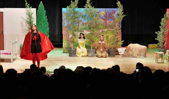 Keçiören'de Kırmızı Başlıklı Kız müzikali çocuklarla buluştu