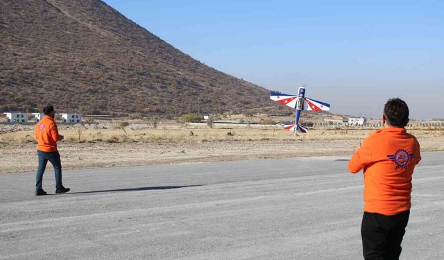 Kendi ürettikleri model uçakla hedef 100 kilometre uçmak