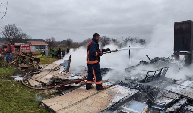 Keşan'da çıkan yangınlarda 2 ev kullanılamaz hale geldi