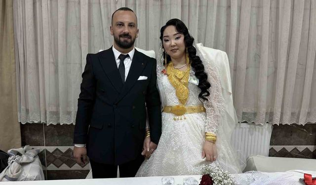 Kırgız gelin ve Yüksekovalı damadın kargoda başlayan aşkı mutlu sonla bitti