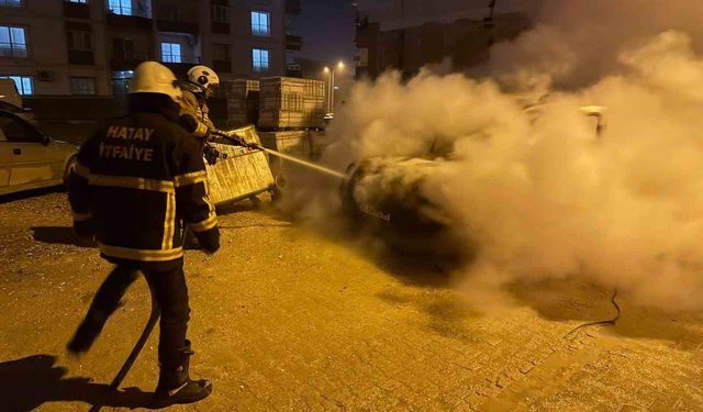 Kırıkhan'da hafif ticari araç yandı