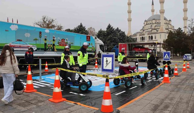 Kırıkkale'de jandarmanın 'Mobil Trafik Eğitim Tırı'