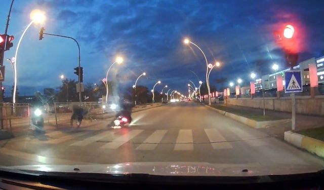 Kırmızı ışık ihlali yapan motosikletli yayaya çarptı, 2 kişi yaralandı: O anlar kamerada