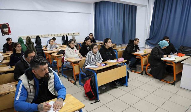 Kırşehir'de 74 engelli vatandaş gönüllü öğretmenlerle KPSS'ye hazırlanıyor