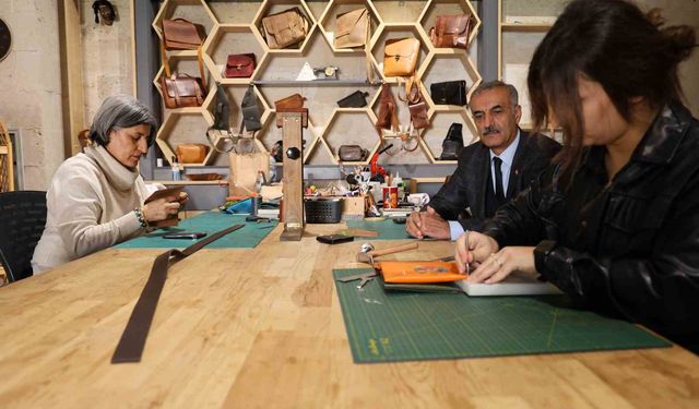 Kırşehir'de Ahi Evran'ın mesleği deri işlemeciliği modern tasarımlarla yeniden hayat buluyor