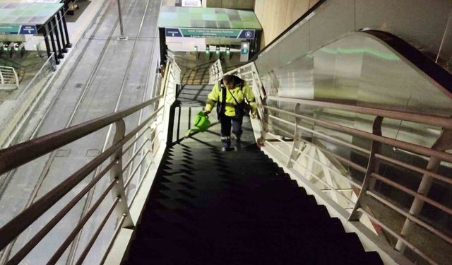 Kocaeli'de üst geçitlerdeki buzlanmaya özel solüsyonla müdahale ediliyor