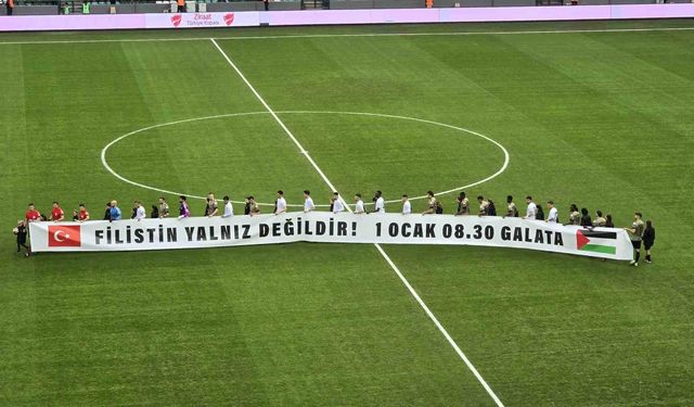 Kocaelispor-Erzurumspor maçında takımlar sahaya Filistin pankartıyla çıktı