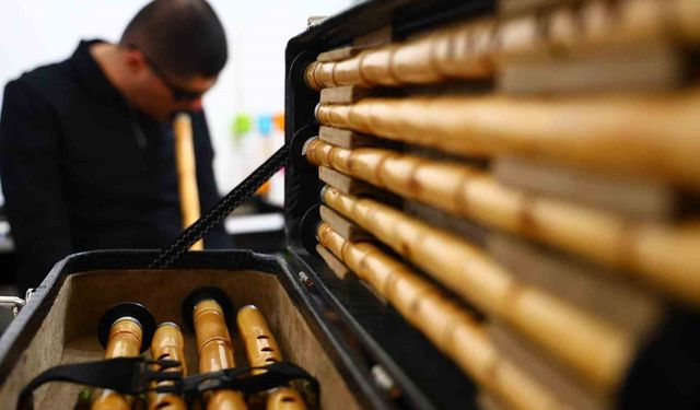 Konservatuvarı dereceyle bitiren görme engelli Mehmet dört enstrümanda ustalaştı