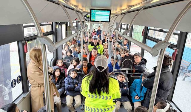 Konya Büyükşehir'in nezaket otobüsü öğrencilere trafik kültürünü aşılıyor