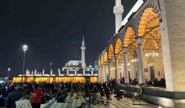 Konya'da Regaib Kandili'nde eller semaya açıldı