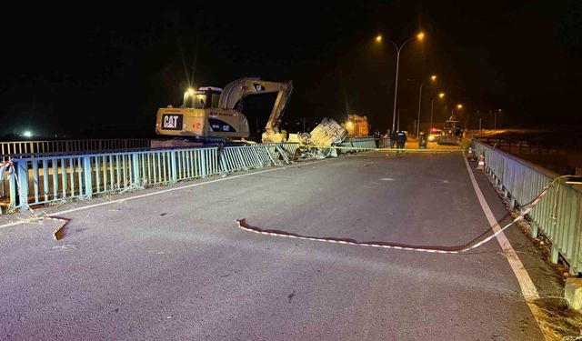 Köprü demirlerine çarpan araç hurdaya döndü: 1 ölü, 3 yaralı