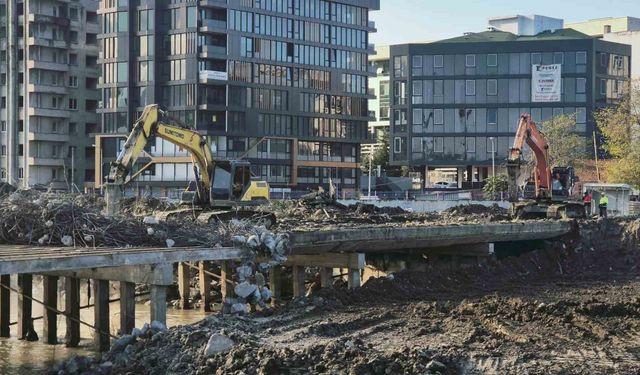 Korozyona uğrayan köprü yıkılıyor