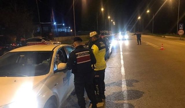 Kurallara uymayan 8 sürücü ve 9 araç trafikten men edildi