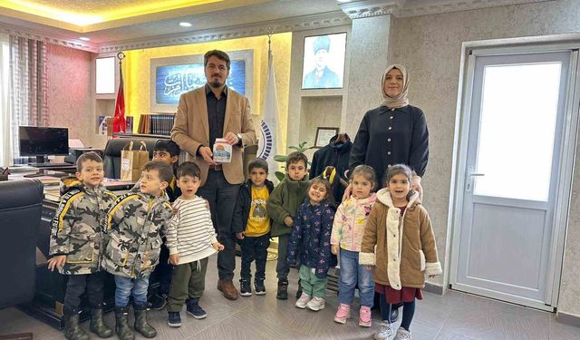 Kur'an Kursu öğrencileri harçlıklarından biriktirdiklerini Gazze'ye bağışladı