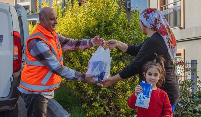 Kuşadası Belediyesi süt dağıtımına devam ediyor