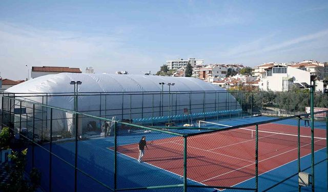 Kuşadası Tenis Kulübü'nde 'balon kort' yapımı tamamlandı