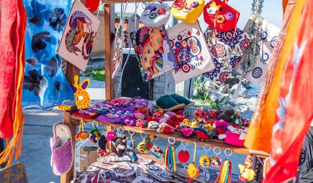 Kuşadası'nda kurulan yılbaşı pazarı rengarenk görünümüyle ilgi odağı oldu