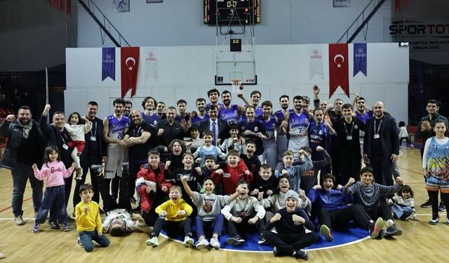 Kütahya Belediyespor Basketbol takımı zirve yarışını sürdürüyor