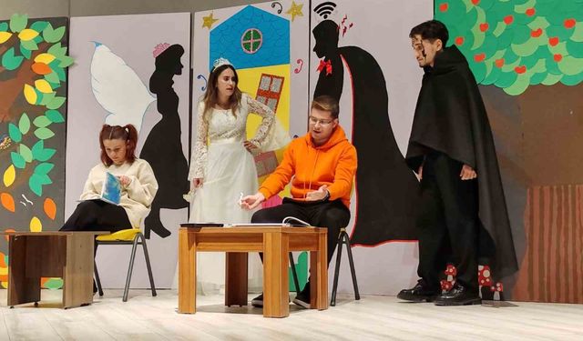 Kütahya'da 'Çekmez Köy' tiyatro oyunu minik öğrencilerle buluştu