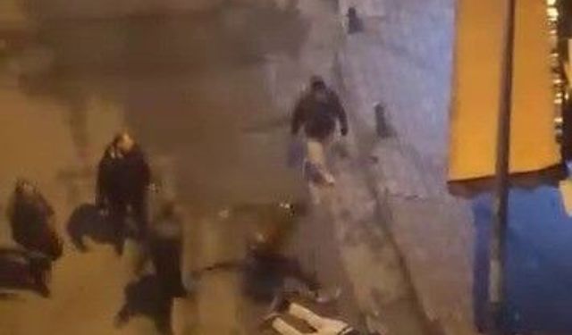 Laf attığı kişiler tarafından böyle darp edildi: Dövmekle yetinmediler, yerde tekmelediler
