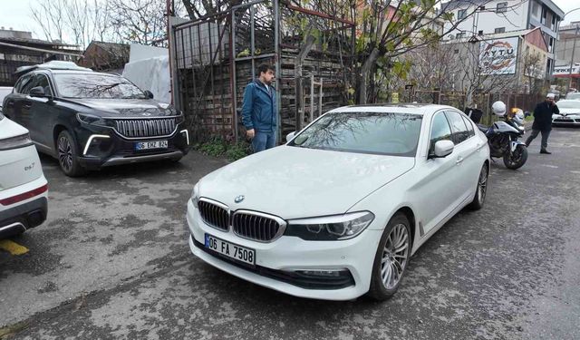 Lüks araçla çıkışı kapattı, cuma çıkışında tepkiye neden oldu