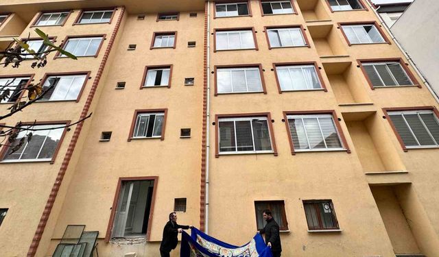 Mahsur kalan kedi için yatak taşıyıp battaniye gerdiler