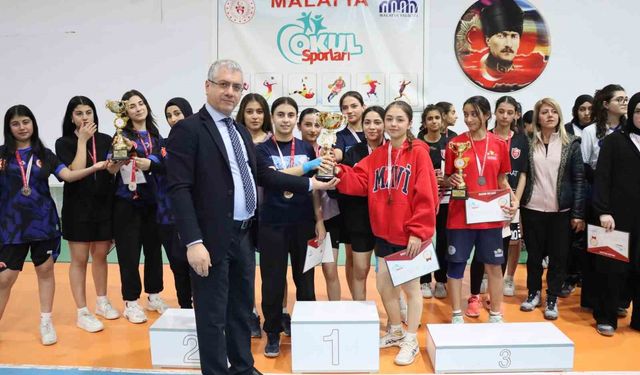 Malatya'da badminton ve futsal il şampiyonları kupalarını aldı