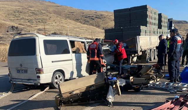 Malatya'da tır ile minibüs çarpıştı: 3 ölü