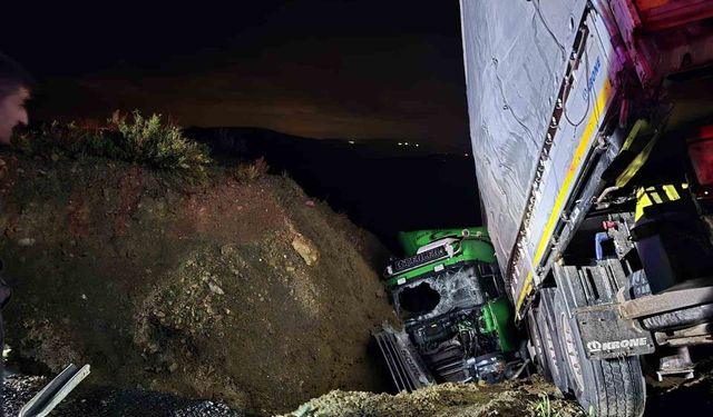 Manavgat'ta şarampole devrilen tırın sürücüsü ağır yaralandı