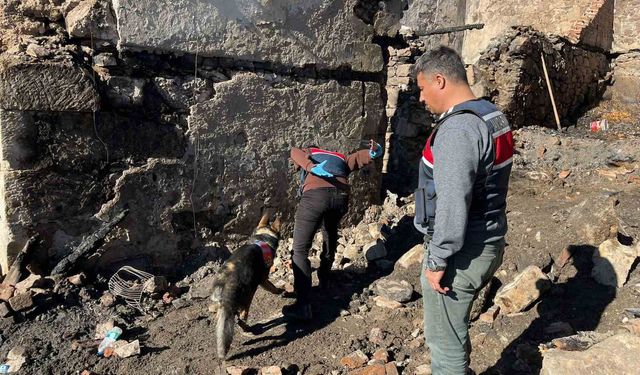 Manisa'da 5 evin kül olduğu yangında ölen kadının cenazesine ulaşıldı