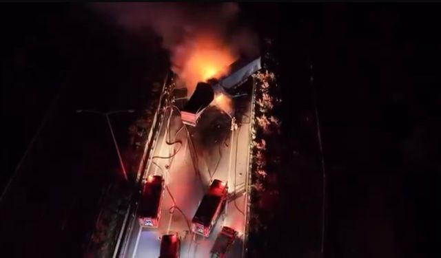 Manisa'da kaza yapan tırlar alev aldı