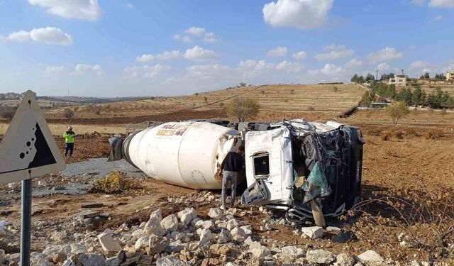 Mardin'de devrilen beton mikserinin sürücüsü yaralandı