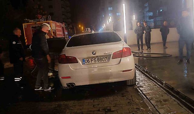Mardin'de lüks otomobil alev alev yandı