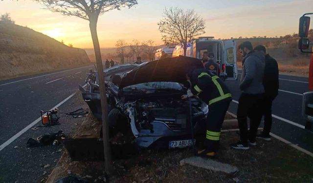 Mardin'de otomobil ile tırın çarpıştığı kazada 1 kişi öldü, 2 kişi yaralandı