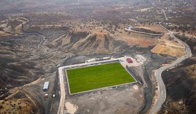 Mardin'de UEFA standartlarında çim yüzeyli futbol sahasında sona gelindi