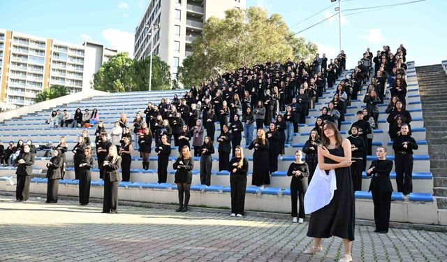 MCBÜ'de 300 öğrenciden 'Karsu - Zaman' işaret dili performansı