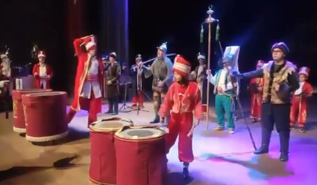 Mehteranda kösü düşmana vurur gibi vuran genç sosyal medyayı salladı