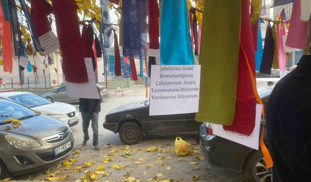 Memurlar bakanlığın önündeki ağacı 'dilek ağacı'na çevirdi