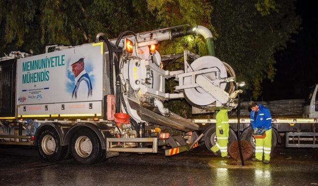 Mersin Büyükşehir Belediyesi ve MESKİ ekipleri gece boyunca görev yaptı