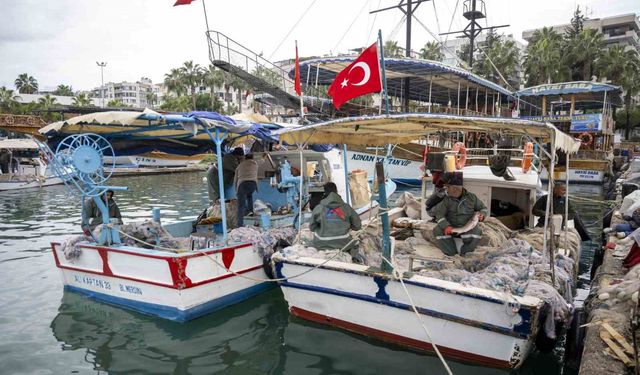 Mersin'de balıkçılara ekipman desteği sürüyor