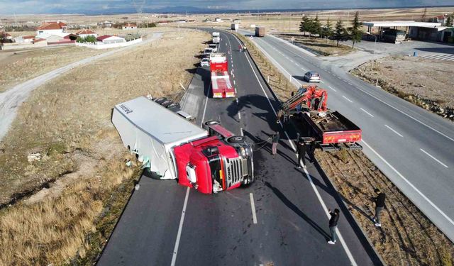 Meyve yüklü tır devrildi