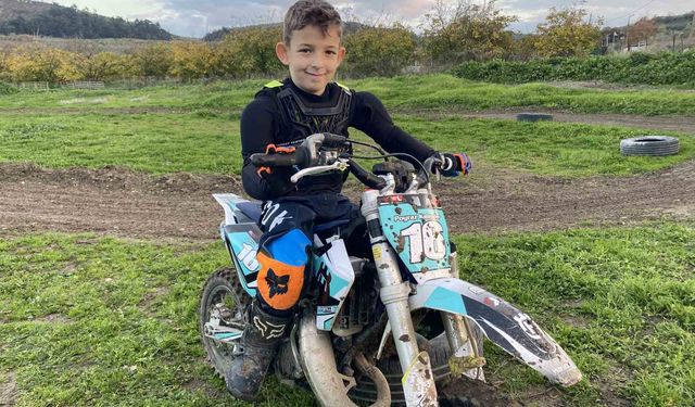 Minik motokrosçu Poyraz Kalender sezonu şampiyonlukla tamamladı