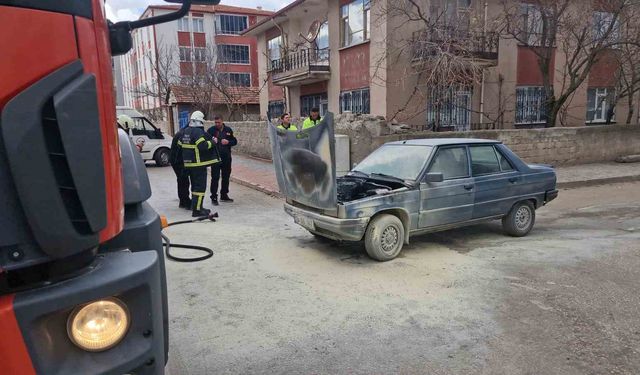 Motor kısmı tutuşan otomobili yanmaktan itfaiye kurtardı